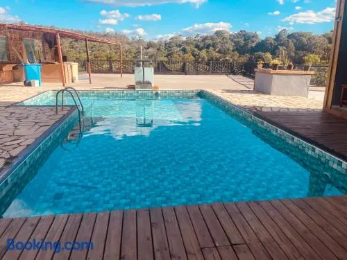 Chácara Com Piscina e Vista das Montanhas - Image 1