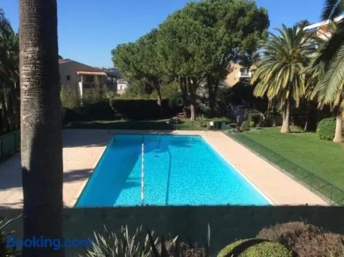Appartement en résidence avec piscine - Image 1