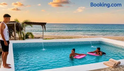 Casa frente al mar con piscina privada y BBQ en Zorritos, Tumbes - Image 1