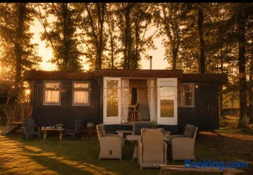 Bijzonder Buitenaf met een verkoelende jacuzzi en Finse sauna - Image 1