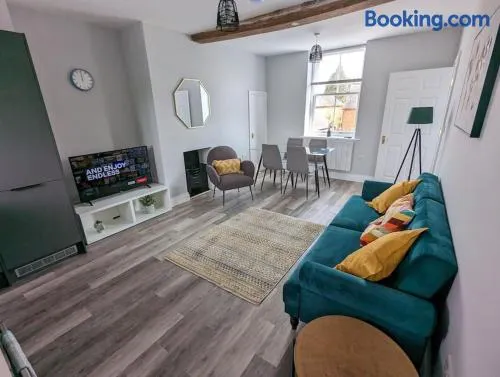 31 High Street - Modern & Stylish 2-bed Apartment - inc parking - Image 1
