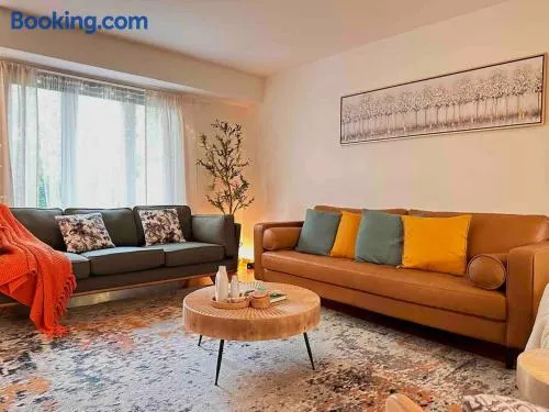 Cozy 3 bdr Retreat in a Prime location - Image 1