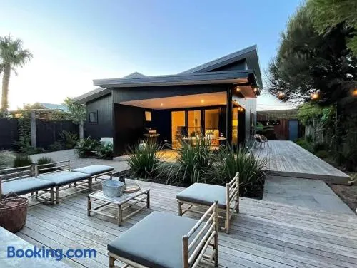 Stylish cape beach house - Image 1
