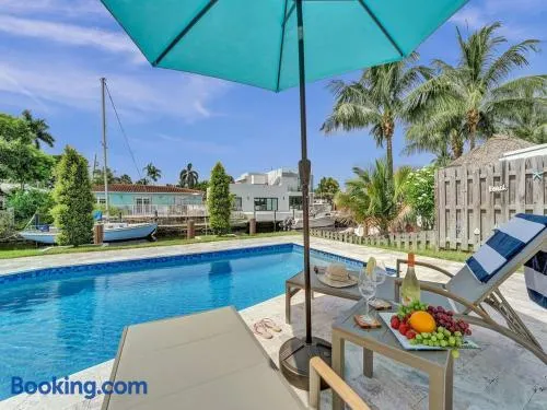 Sandys Sunshine Oasis - Image 1