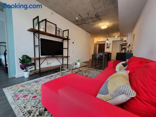 Chic 1BDR Loft with Office Space Heart of Toronto - Image 1