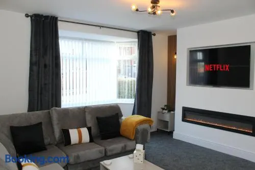 2 Bed Contractor House in St Helens - Free Parking - Wifi - Image 1