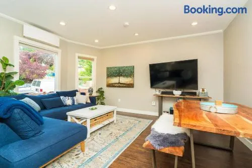 Remodeled 2-Bedroom Unit in Fremont w/ Luxe Bathrooms - Image 1
