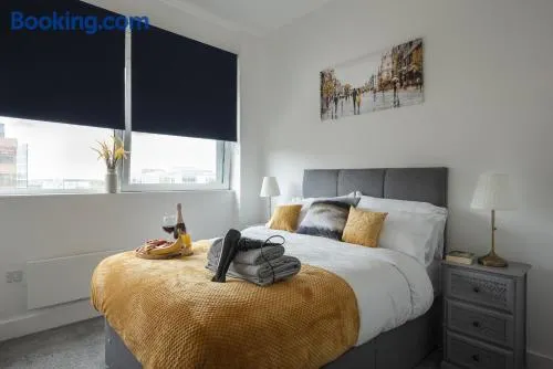 Deluxe 2 bed, 2 bathroom Milton Keynes apartment within walking distance to train station and City centre. - Image 1