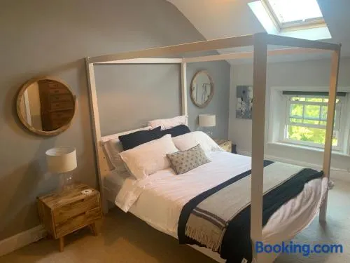 Top Floor. Top Notch. Tranquil Treat. Stone's throw from Thames. - Image 1