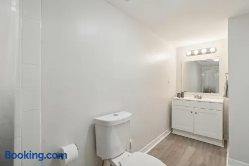 Pine Brook 808 I Your Newark Retreat I Pool & Gym - Image 1