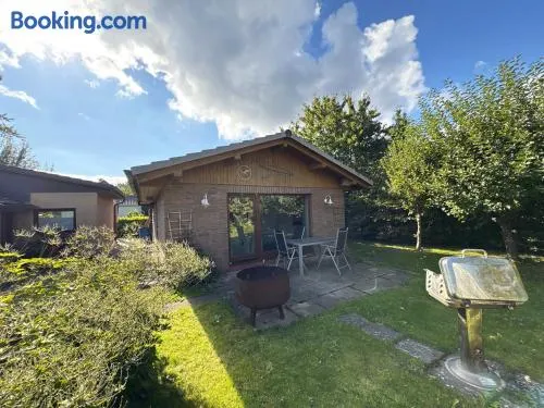 Bungalow im Garten in Wiek - ruhig im Grünen mit Grill - Image 1