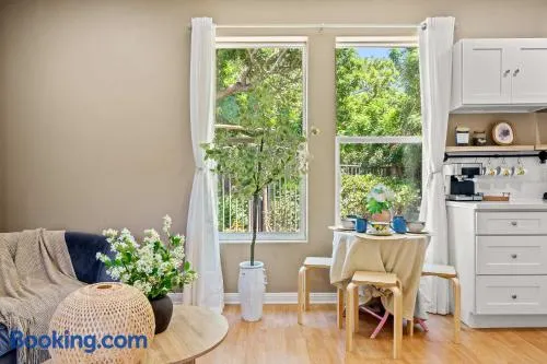 Modern Cozy Stay w Outdoor Patio & Grill - Image 1