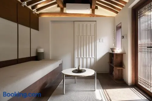 Luxury Hanok Stay Elegance - Image 1