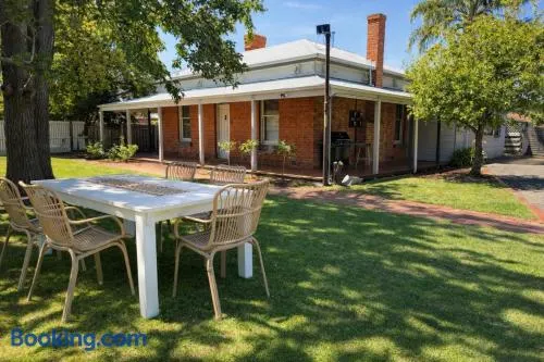Spacious Stylish Group Stay Sleeps 12 5bed3Bath - Image 1