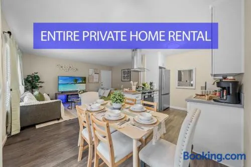 Entire Private Home with King Bed, 2 Parking, 2 Bedrooms 1 Bathroom, in Mira Mesa Available Now - Image 1