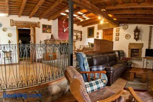 Casa Rural Lucía es una casa rural amplia con patio ideal para familias - Image 1
