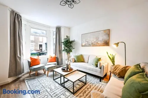 Spacious 4bed Sleeps8 Free Parking Watford town Centre - Image 1