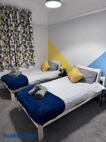 Salisbury - New 3br home, wifi, parking, sleeps 6, near Liverpool city centre - Image 1