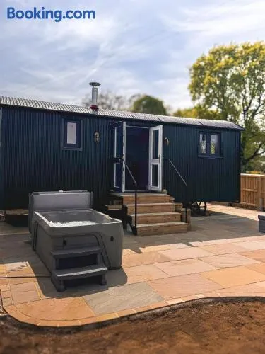 Brambles, Shepherds Hut, Isle of Wight - Image 1