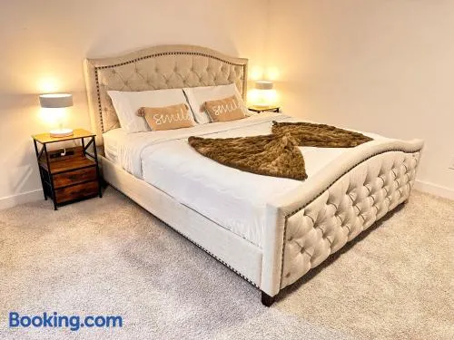 Cozy and Spacious Suite in a Pet and Smoke free Home - Self checkin Anytime - Private Ensuit Bath - King Bed - Ultra Fast Wifi - Free Parking - Smart TV - Image 1