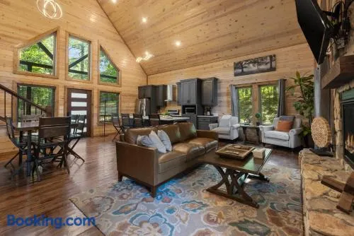 Cozy Cabin with Hot Tub, Fire Pit and Arcade Games - Image 1
