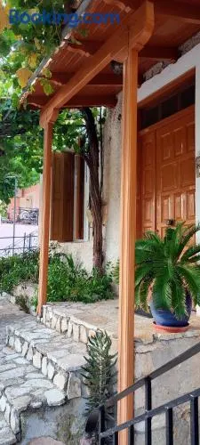 Maroudas Traditional Guest House - Image 1