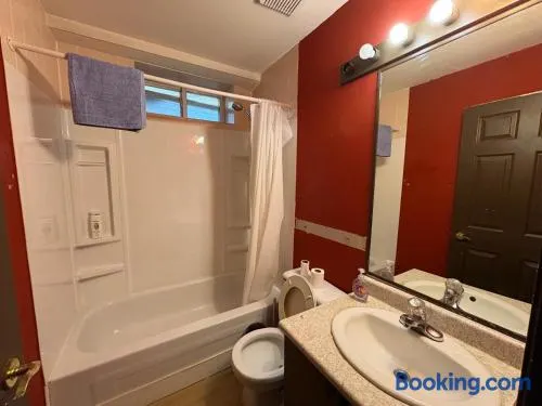 King George Corridor Modern Room - Easy Transit & Free Parking - Image 1