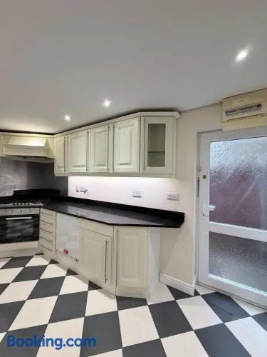 Modern 6-Bed Luxury Stay by City Hospital - Image 1