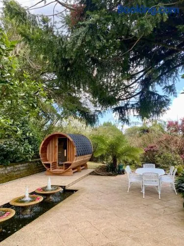Tulip Gardens Estate - Spa, Sauna & Pet Friendly - Image 1