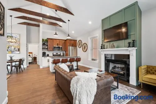 Luxurious Design | Easy Access to Downtown Pittsburgh | Sleeps 4 - Image 1