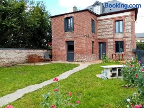 Maison confortable à Saint-Vaast-d'Équiqueville avec garage. - Image 1