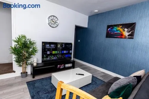 4 Bedroom House in Wolverhampton Sleeps 8 Ideal for Contractors - Image 1