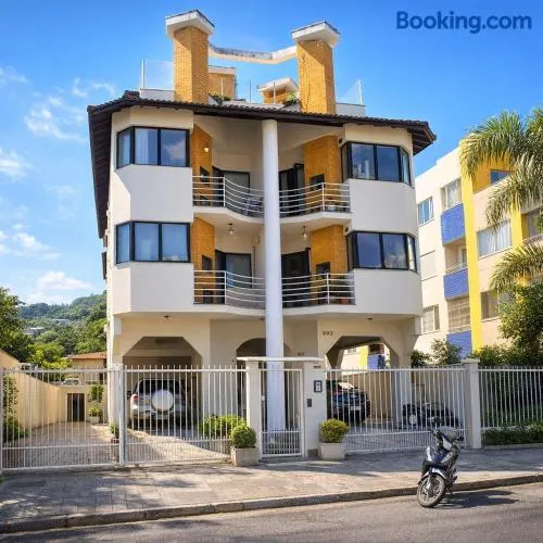 Apartamento Completo em Jurerê , cinco minutos da Praia - Image 1