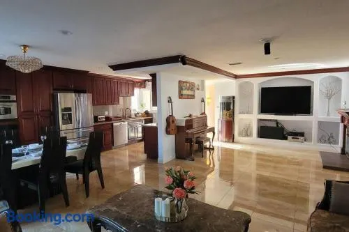 Luxstay In Huntington Beach - Image 1
