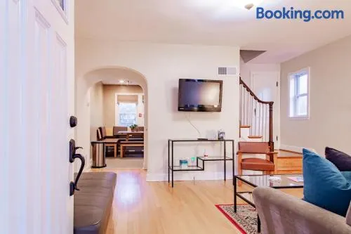 Pentagon City Homestay Parking available - Image 1