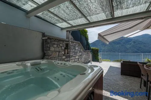 Villa con barbacoa, jacuzzi e internet de alta velocidad | Vistas al lago - Image 1
