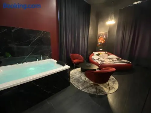 Legend Majestic Superbe Love Room - Jacuzzi - Champagne - Romantisme - parking privé GRATUIT - Image 1
