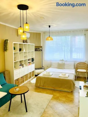Cozy & Colourful 1 BDR Apartment with Free Street Parking - Image 1