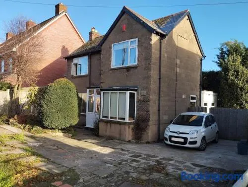 Spacious 4 bed home to sleep 9, parking for 4 cars - Image 1