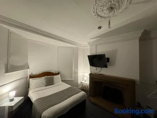 Hotels 24-7 - The Old Knoll Guesthouse - Image 1