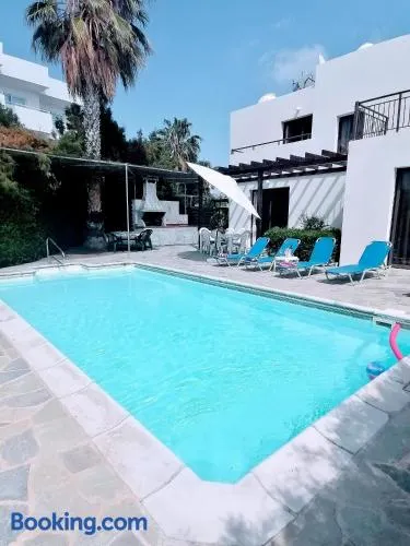 Spacious 3 bedroom villa private pool - Image 1