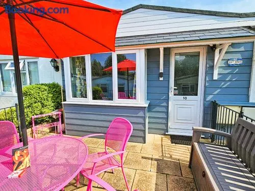 Dart Haven - cheerful holiday bungalow in Galmpton - Image 1