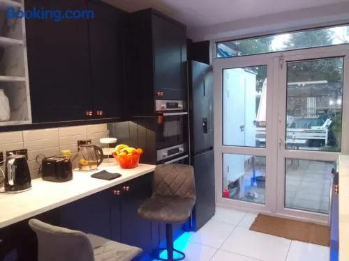 Cozy 2-bedroom Bungalo, 3 beds, free parking and garden - Image 1