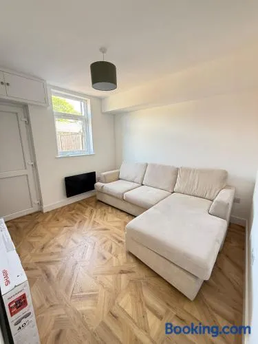 3 Bed House Contractors Welcome Free Parking WiFi - Image 1