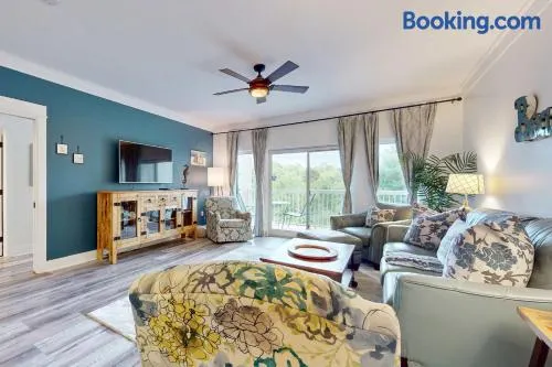 Spacious Resort Condo Near Beach and Pools - Image 1