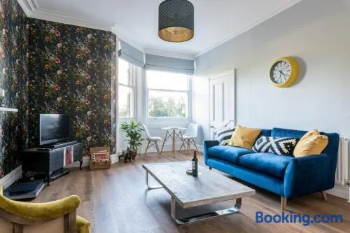 Bright 1 Bedroom Flat Minutes from the Beach and Trains - Image 1