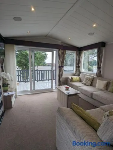 BEAUTIFUL LODGE on SHOREFIELD Country Park on edge of New Forest ENTERTAINMENT AND LEISURE PASSES INCLUDED - Image 1