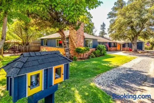 Folsom Old Town Escape • Cozy Cottage + Library - Image 1