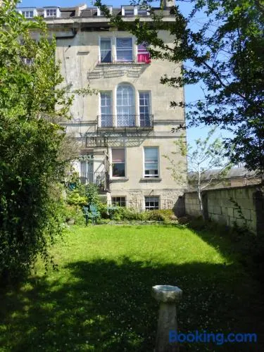 Central Georgian Garden Flat with Free Parking - Image 1