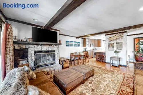 Ski getaway with amazing mountain views fireplace pool & river path access - Image 1
